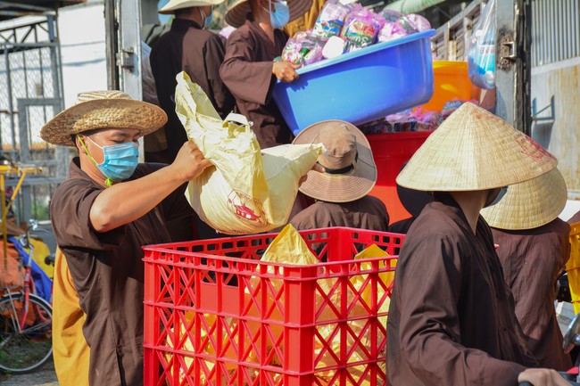 Continuing to support people in need in the Covid-19 pandemic of Hoang Phap Pagoda (series 2)